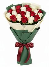 Букет Микс из красных и белых роз в Ковернино