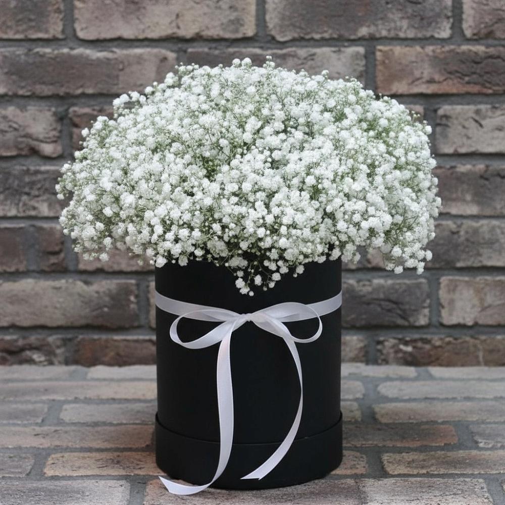 Цветочная композиция из Гипсофила в шляпной коробке в Ковернино