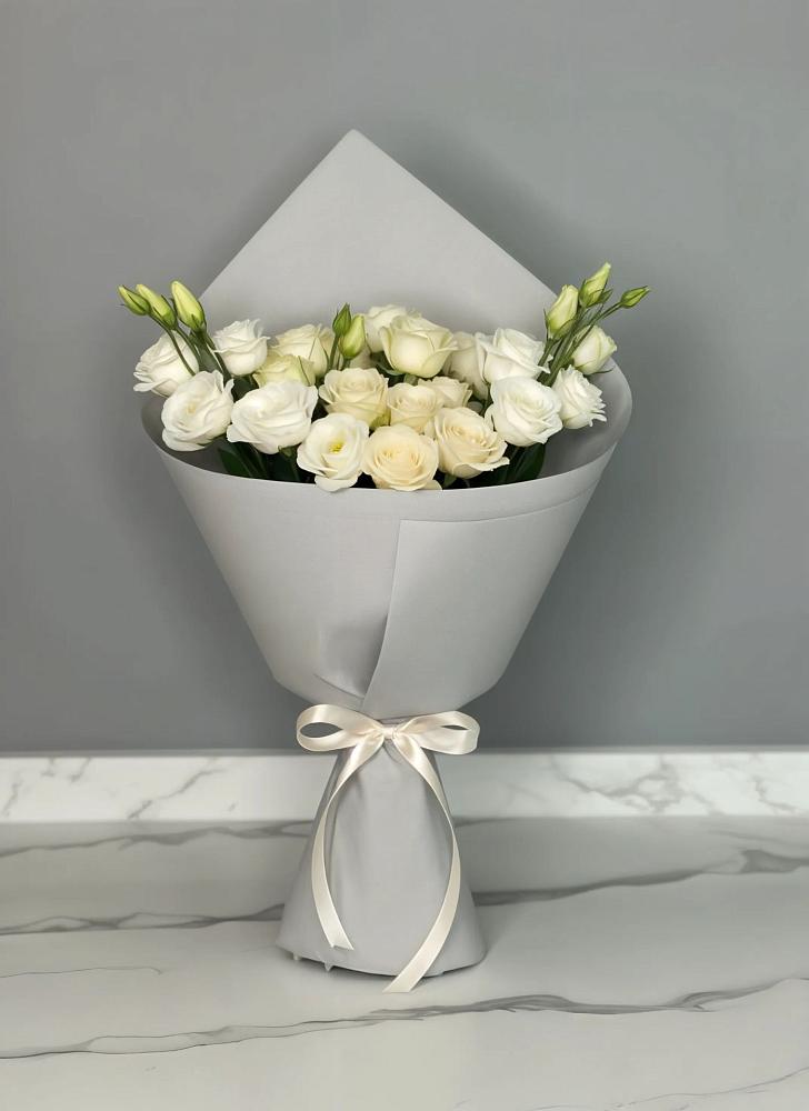 Букет цветов из: Розы и Лизиантусы в Ковернино