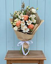 Букет цветов из:  Альстромерии, Лизиантусы, Розы и Хризантемы в Ковернино
