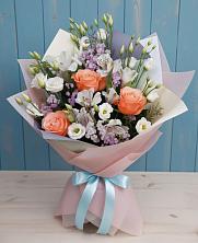 Букет цветов из:  Лизиантусы, Розы, Альстромерии и Гипсофила в Ковернино