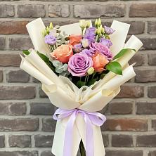 Букет цветов из:  Лизиантусы и Розы в Ковернино