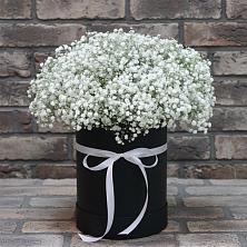 Цветочная композиция из Гипсофила в шляпной коробке в Ковернино