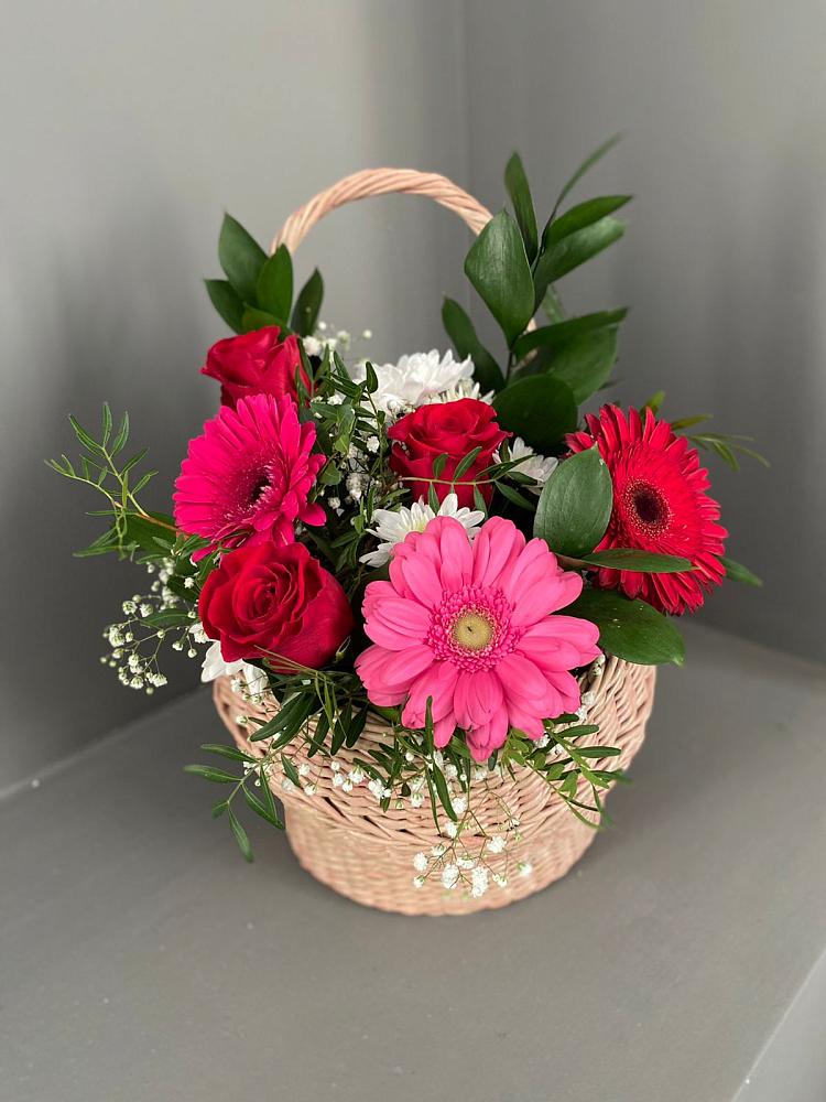 Цветочная композиция из Розы, Хризантемы и Герберы в корзине в Ковернино