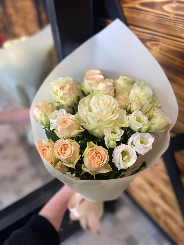 Букет цветов из: Розы и Лизиантусы в Ковернино