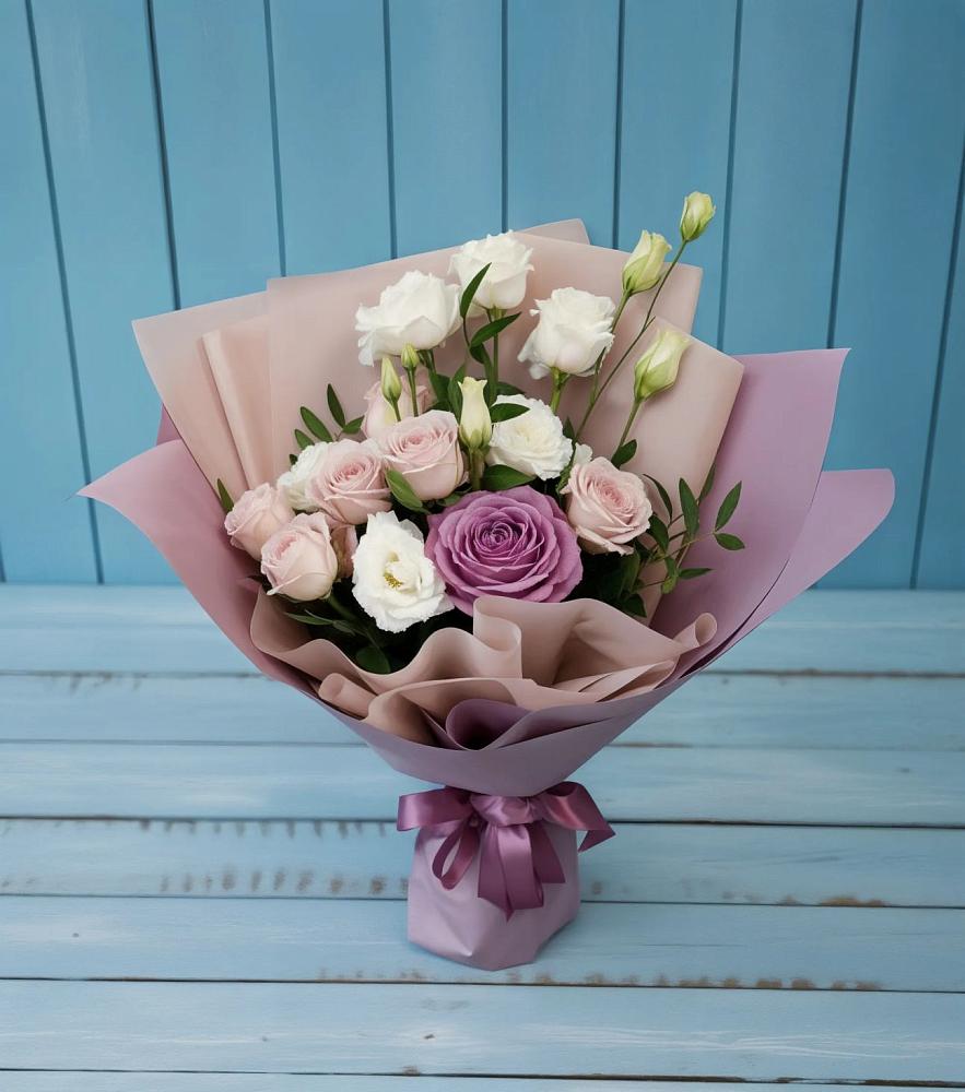 Букет цветов из: Розы и Лизиантусы в Ковернино